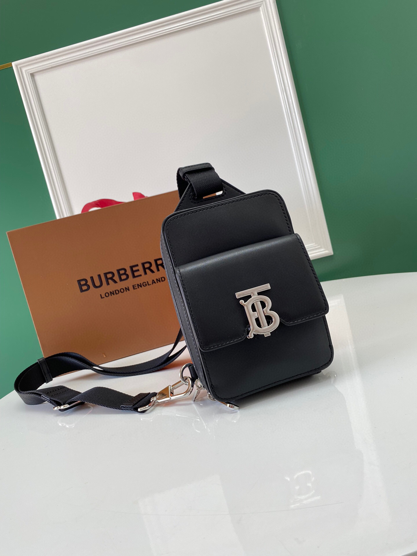 버버리 남자 크로스백