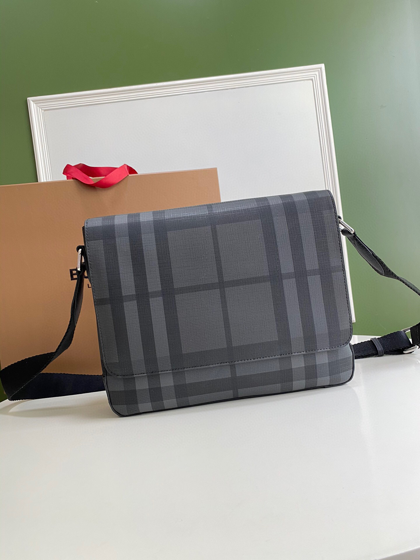 버버리 라지 남자 크로스백