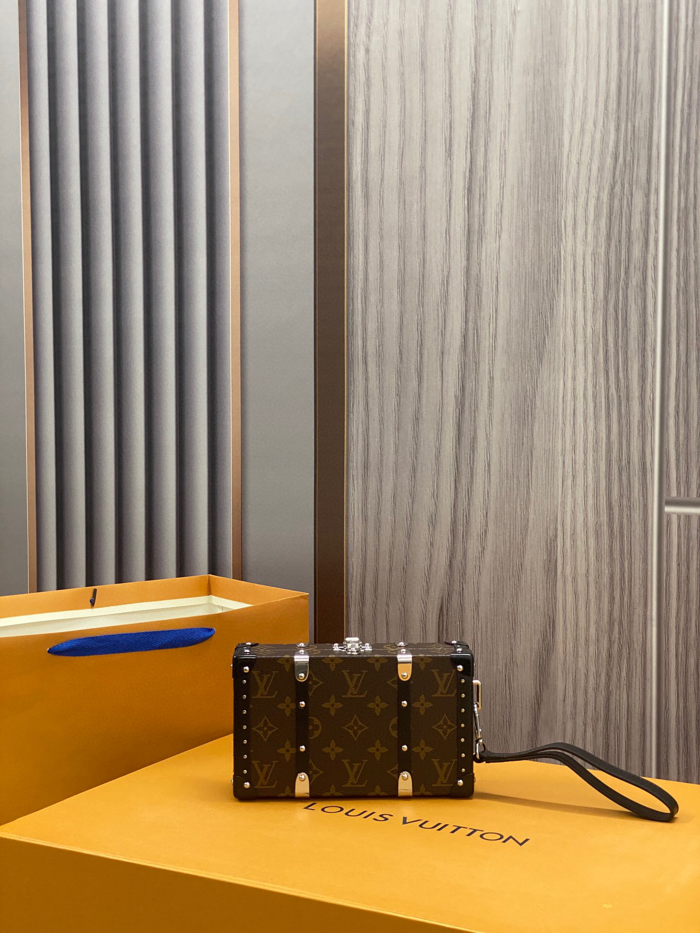 루이비통 M20250 남자가방