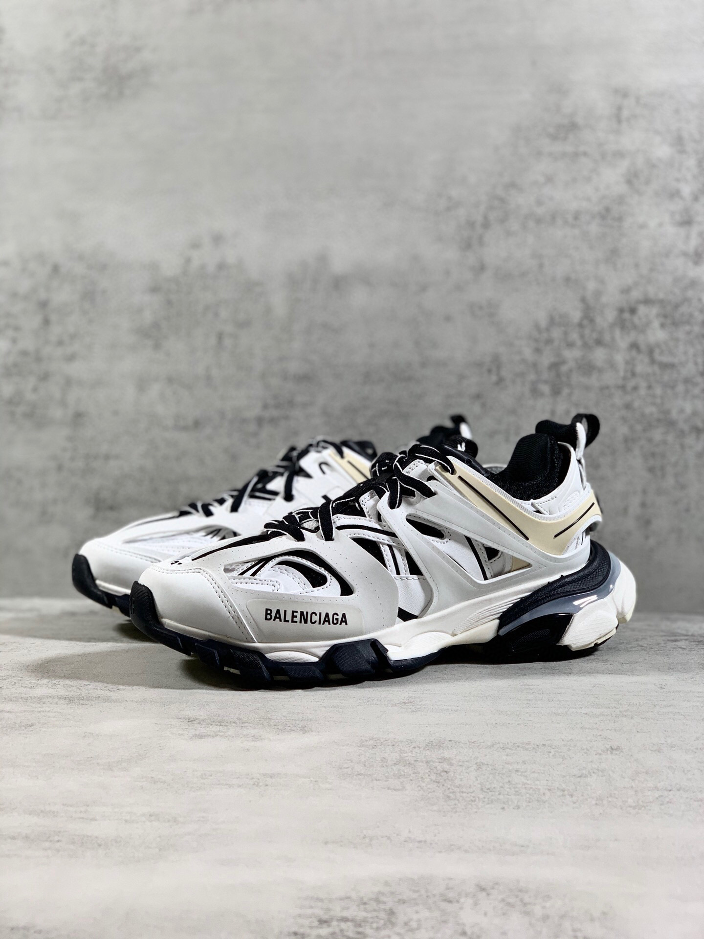 발렌시아가 트랙 트레이너 남여공용 신발