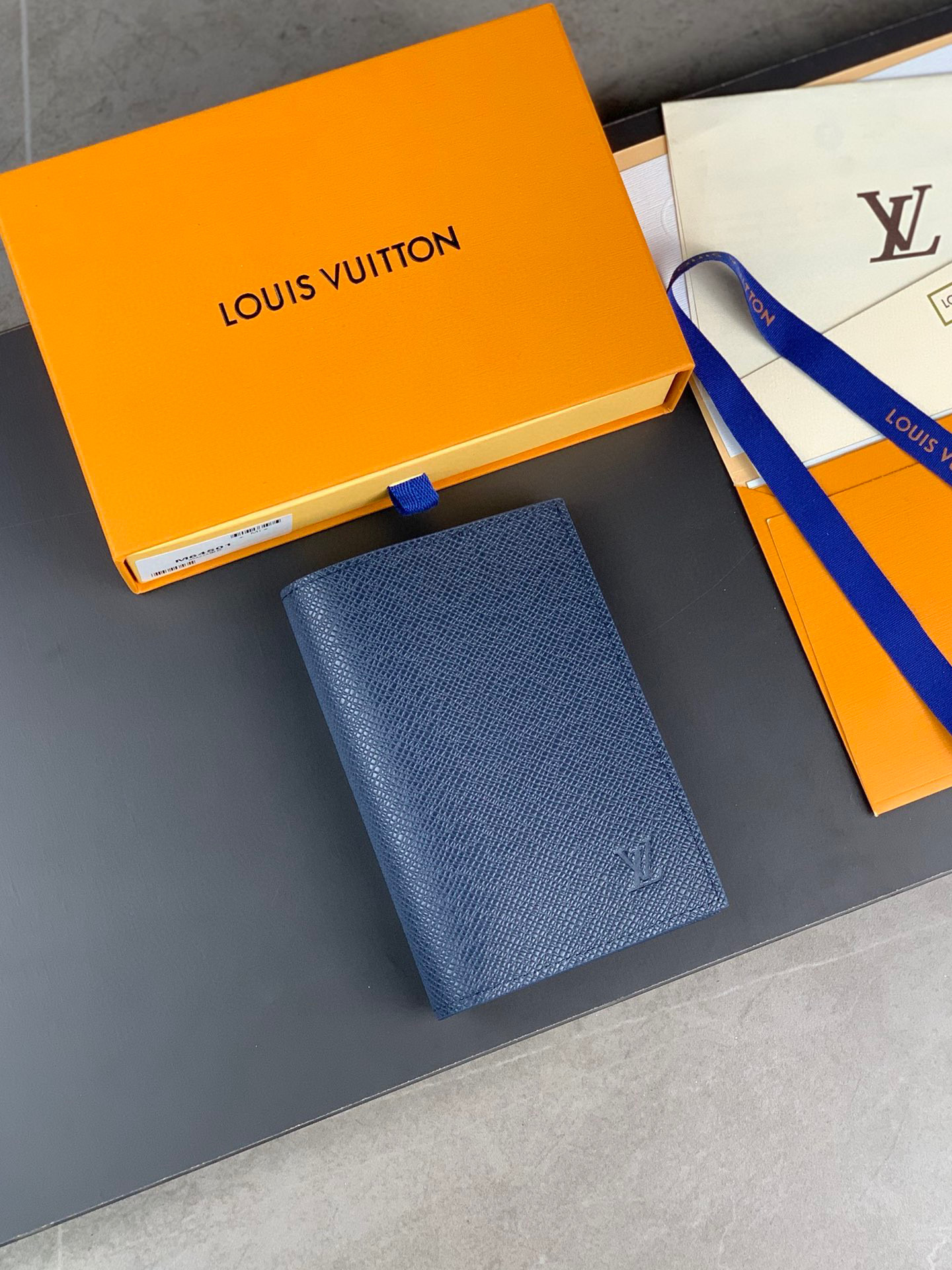 루이비통 여권지갑 M64504