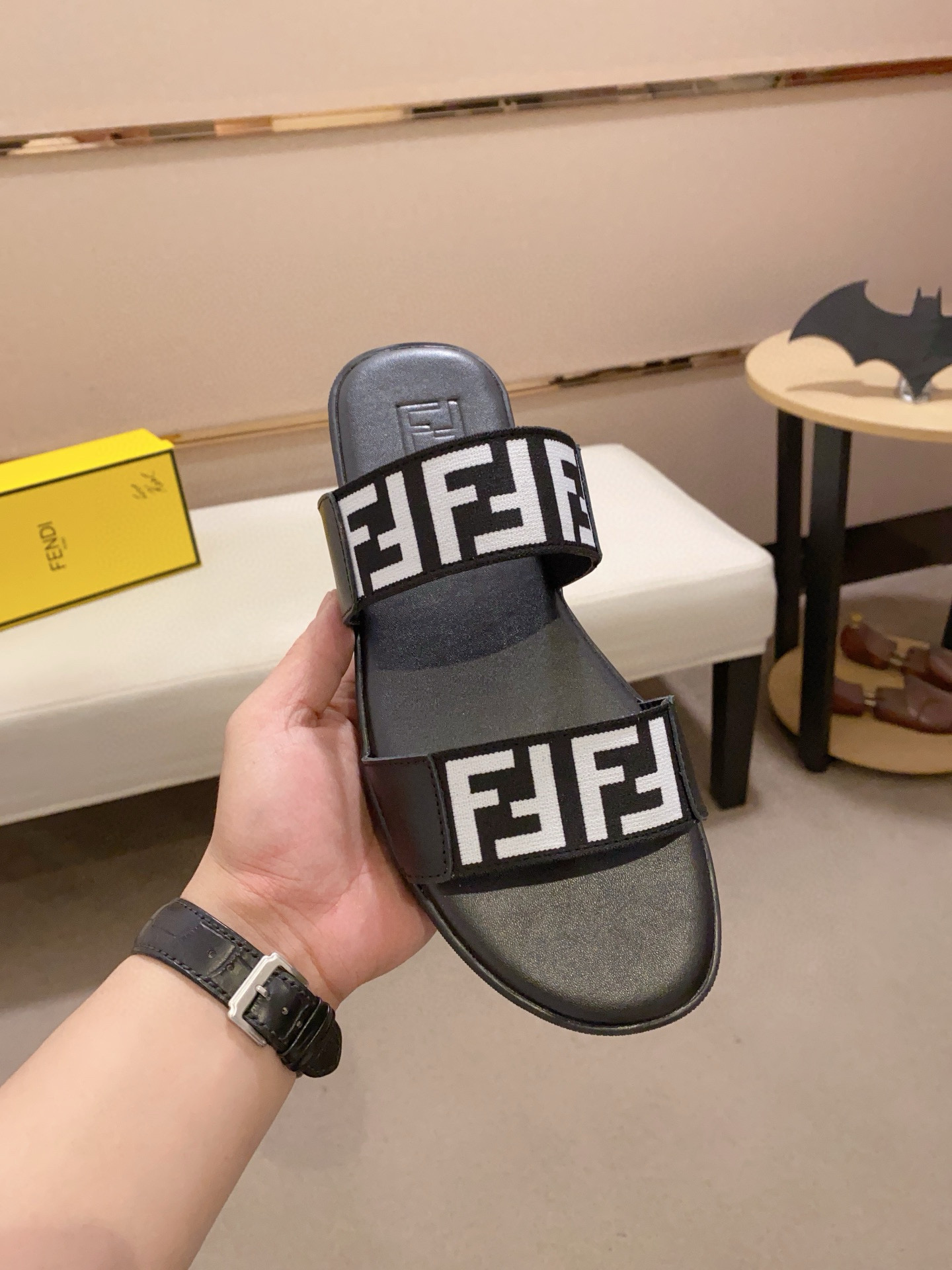 펜디 남자 슬리퍼