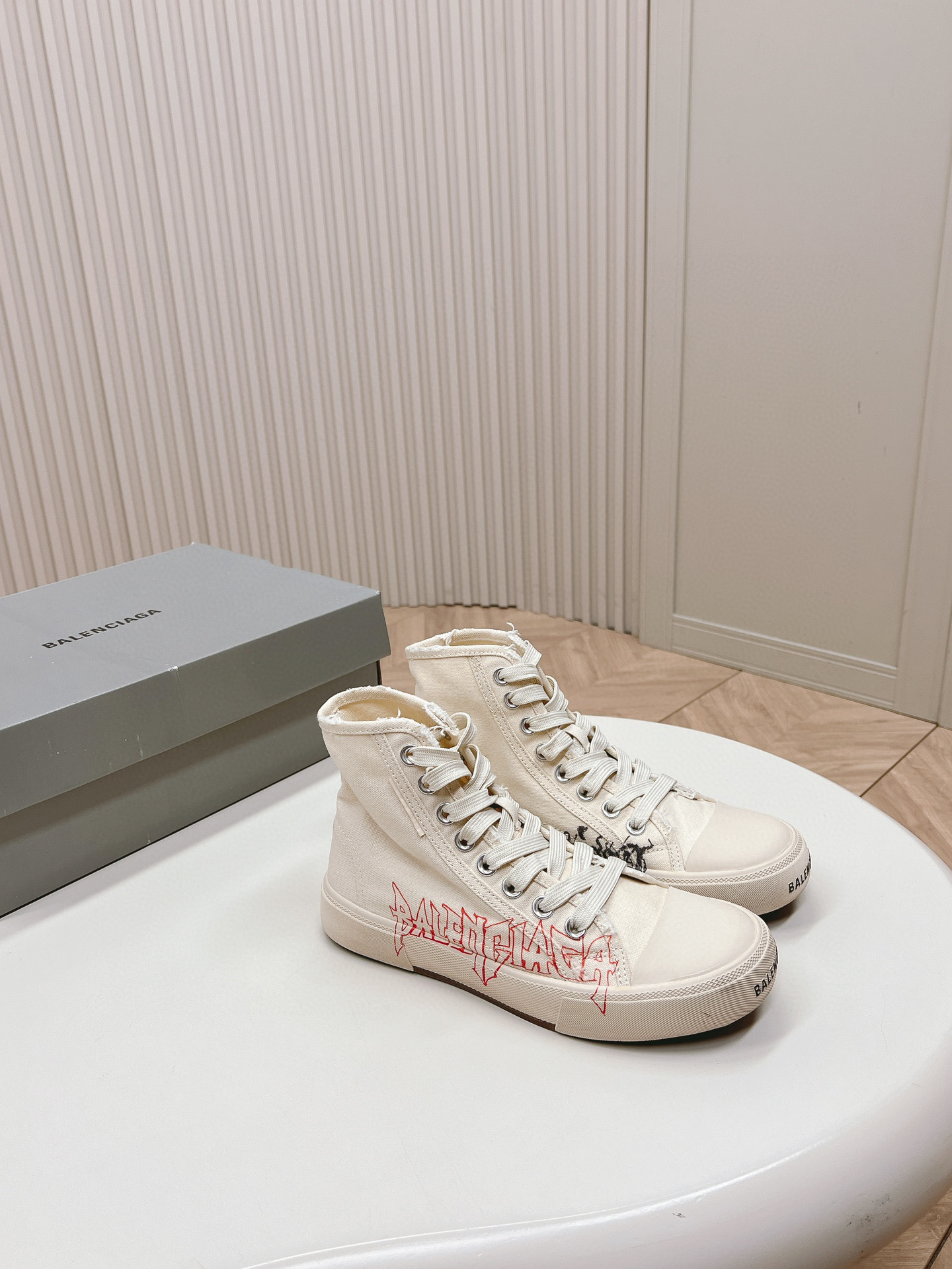 발렌시아가 남녀공용 스니커즈