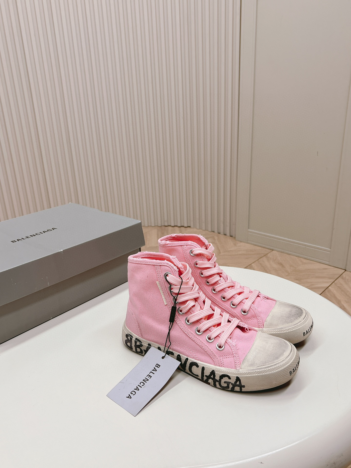 발렌시아가 남녀공용 스니커즈