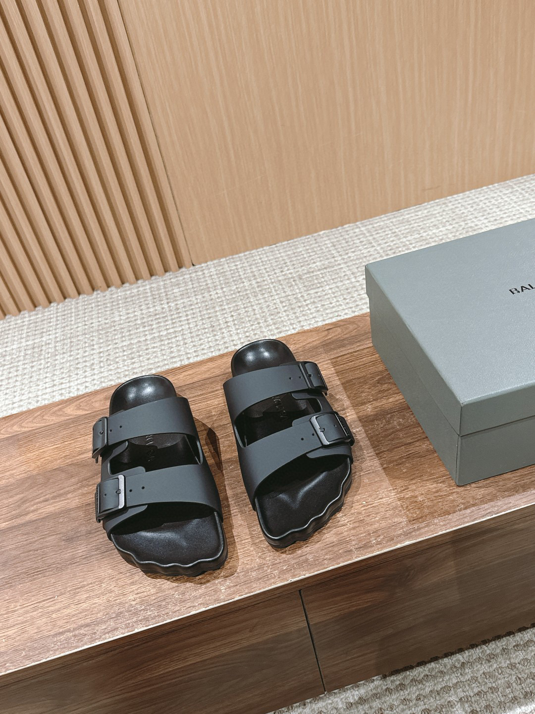 발렌시아가 남녀공용 슬리퍼