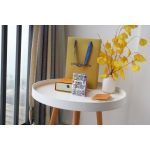 루이비통 여권지갑 M82024