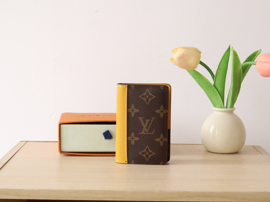 루이비통 여권지갑 M82955