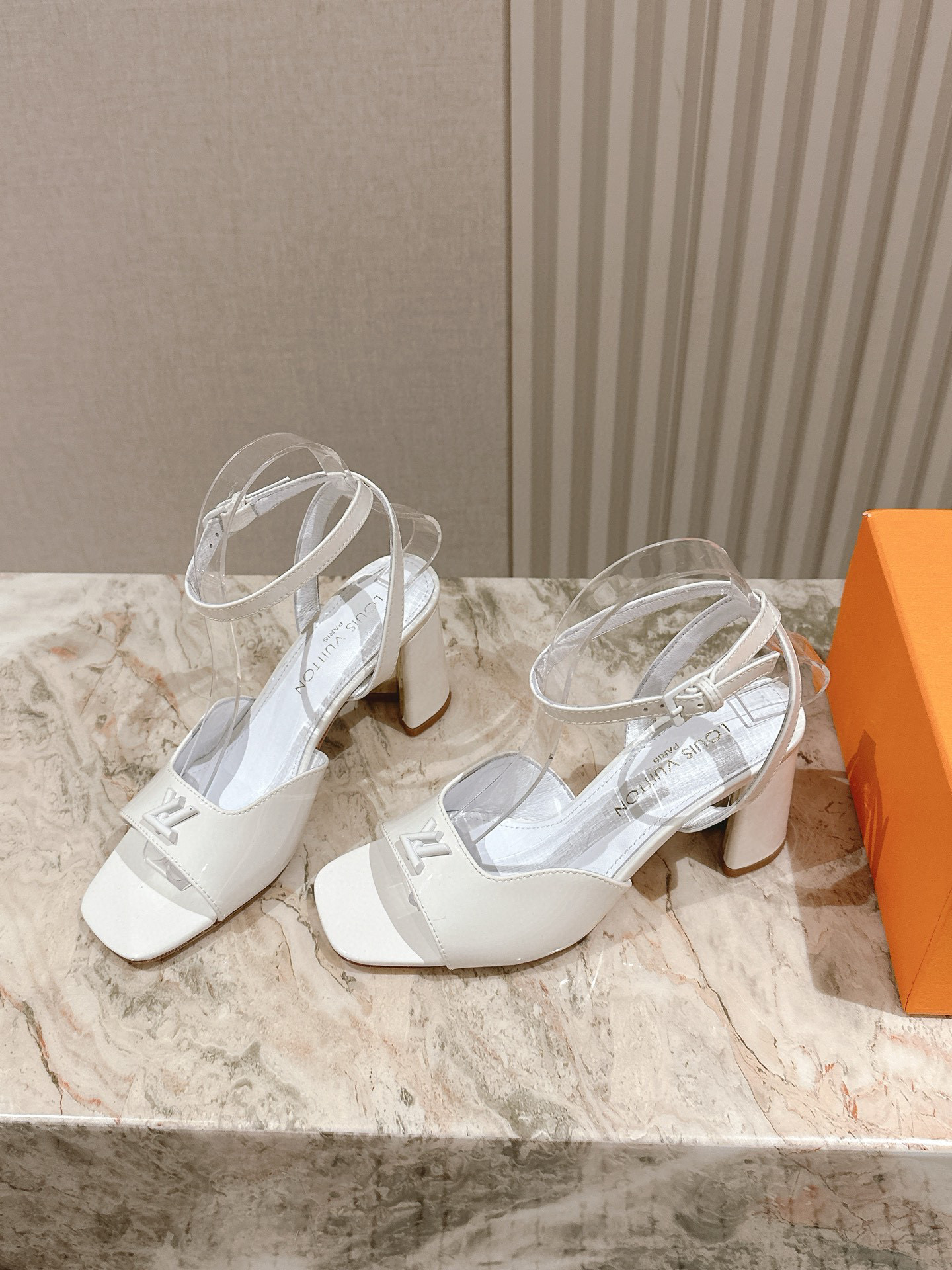 루이비통 여자 샌들 8.5cm