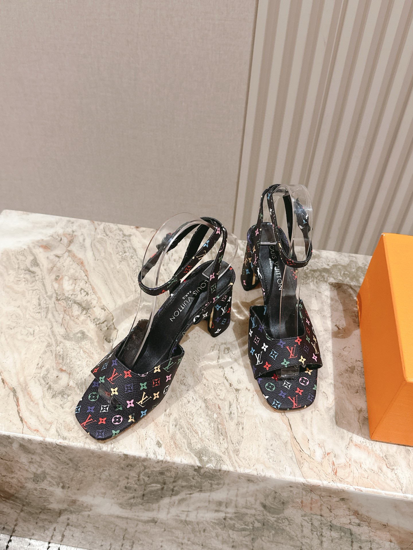 루이비통 여자 샌들 8.5cm