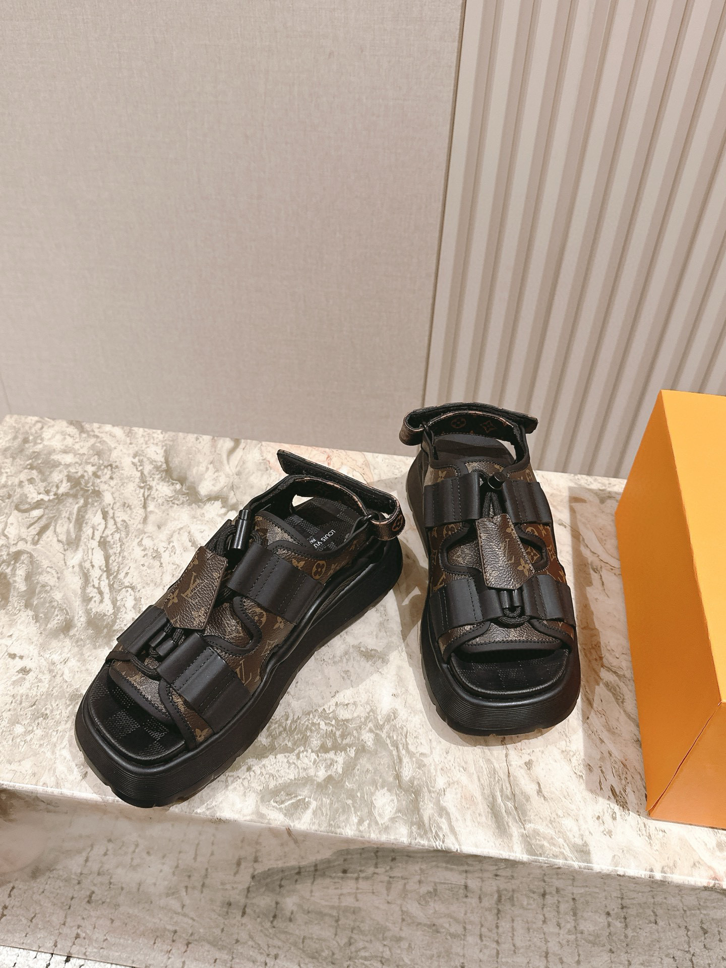 루이비통 여자 샌들 7.5cm