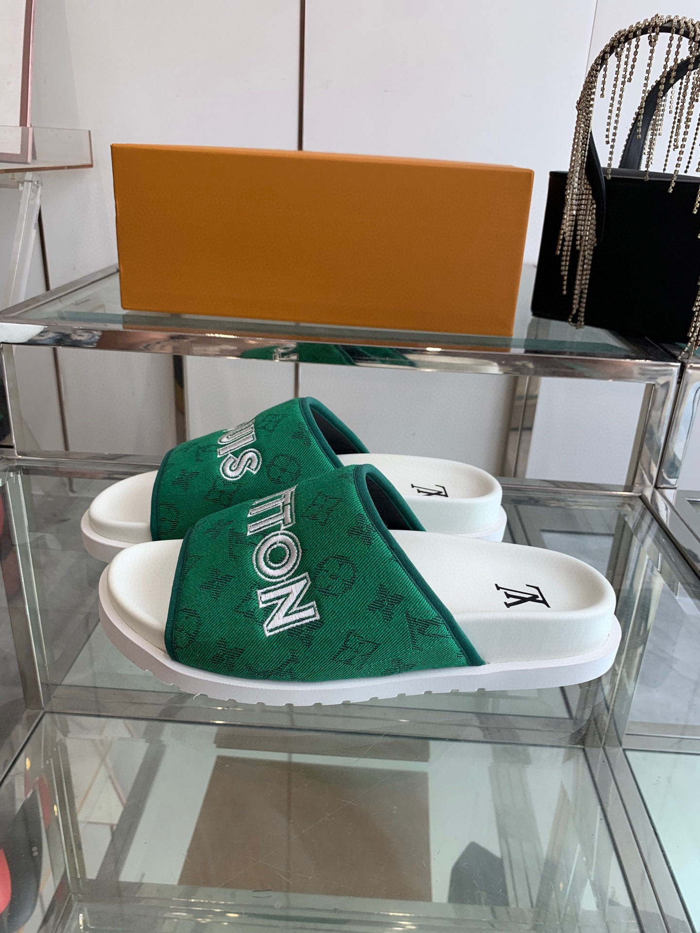 루이비통 남여 공용 슬리퍼