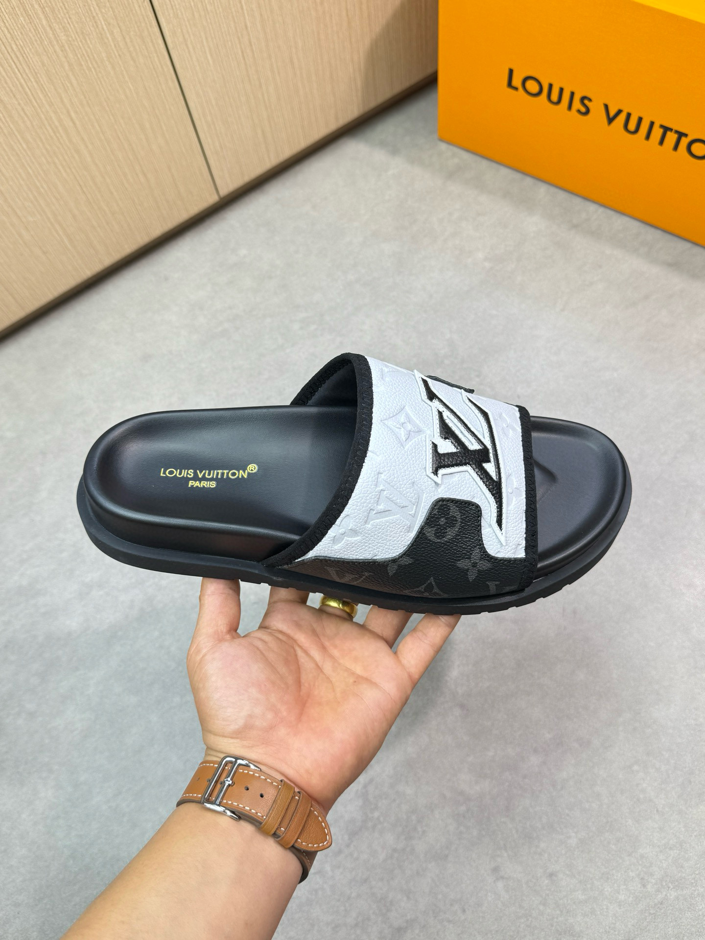 루이비통 남자 슬리퍼