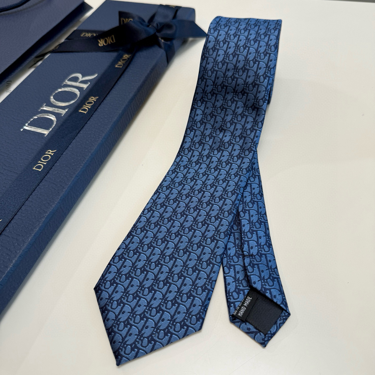 디올 넥타이