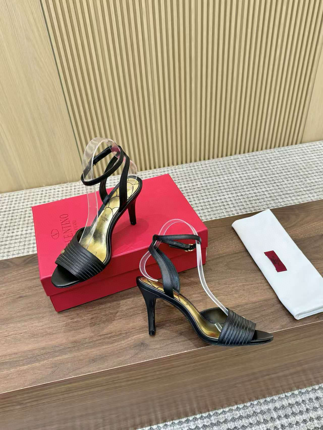 발렌티노 7.5cm 여자 샌들