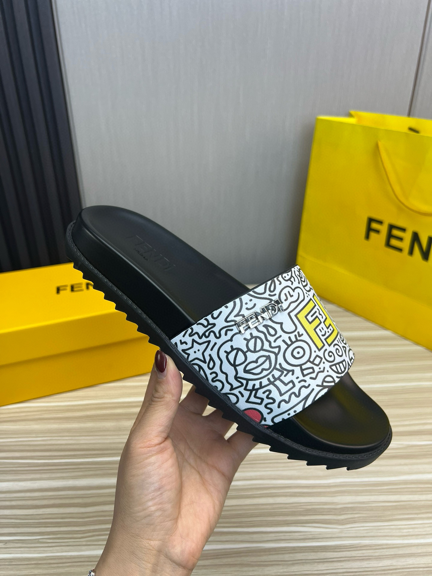 펜디 남자 슬리퍼