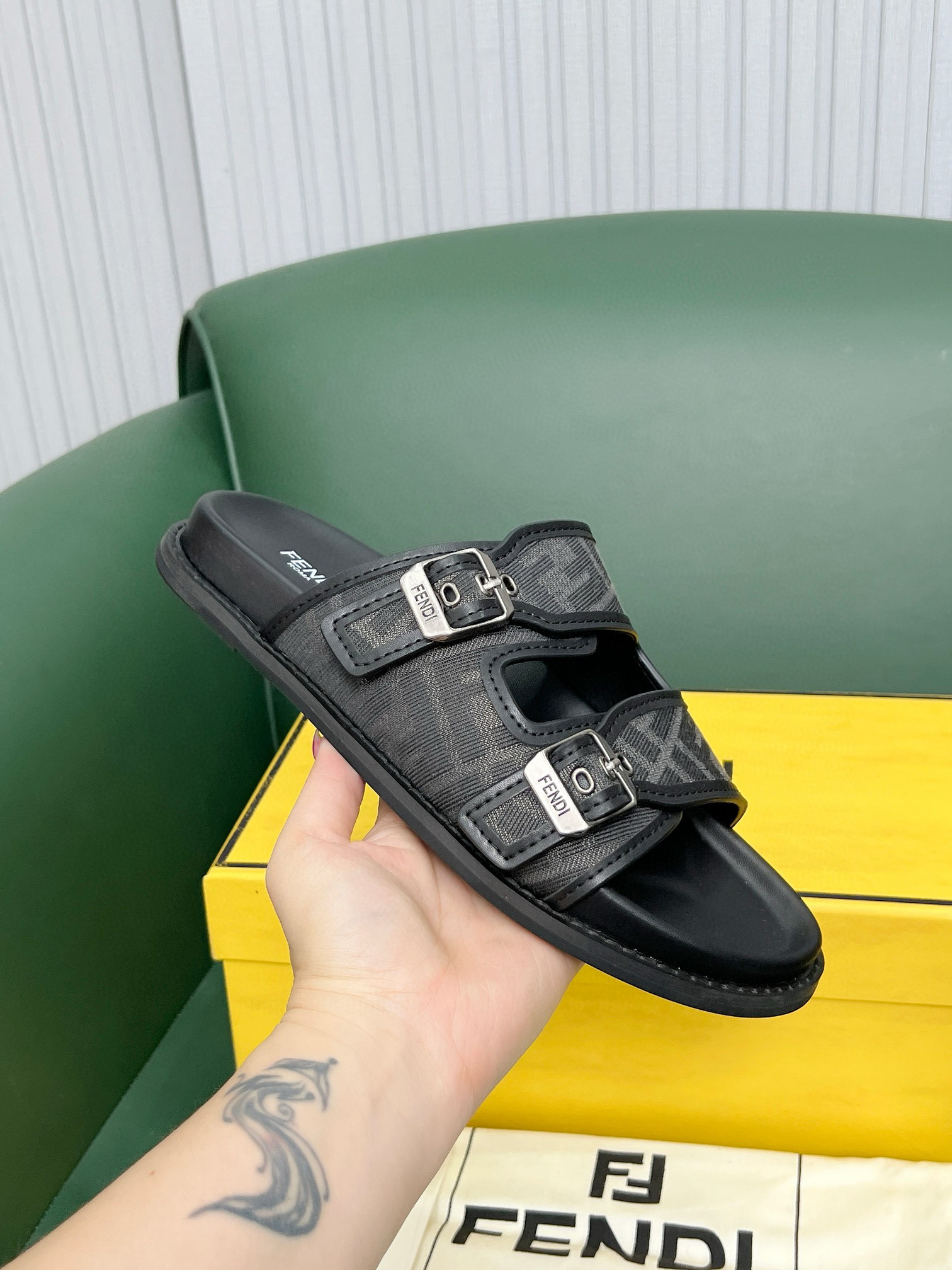 펜디 남자 슬리퍼