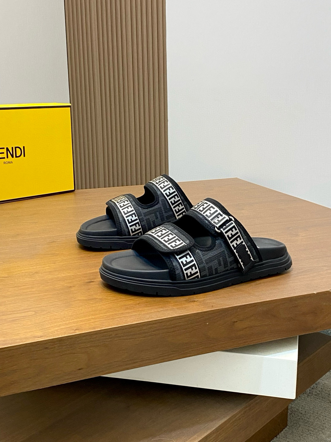 펜디 남자 슬리퍼
