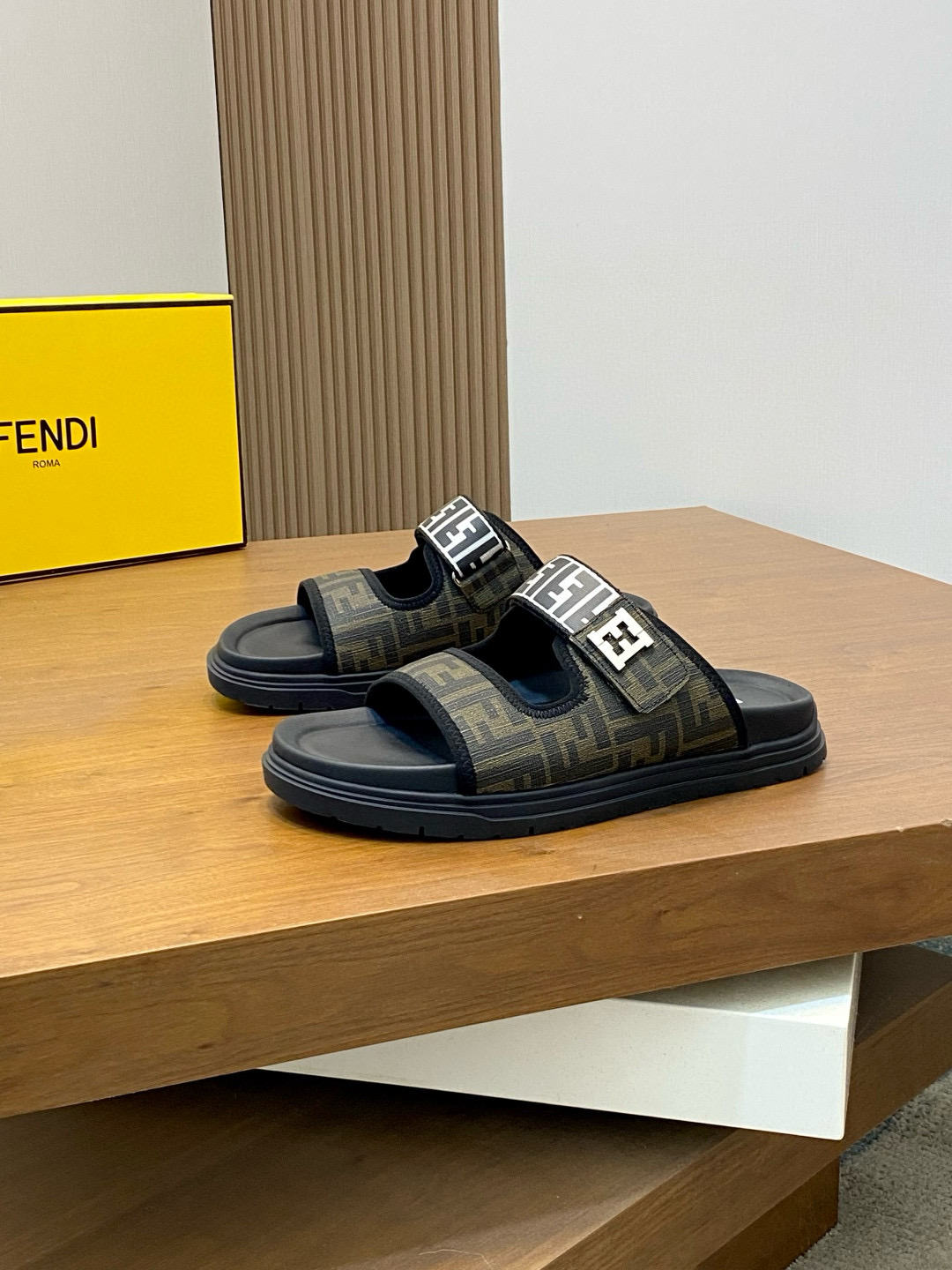 펜디 남자 슬리퍼