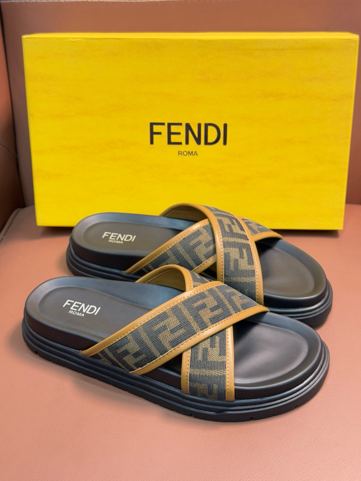 펜디 남자 슬리퍼