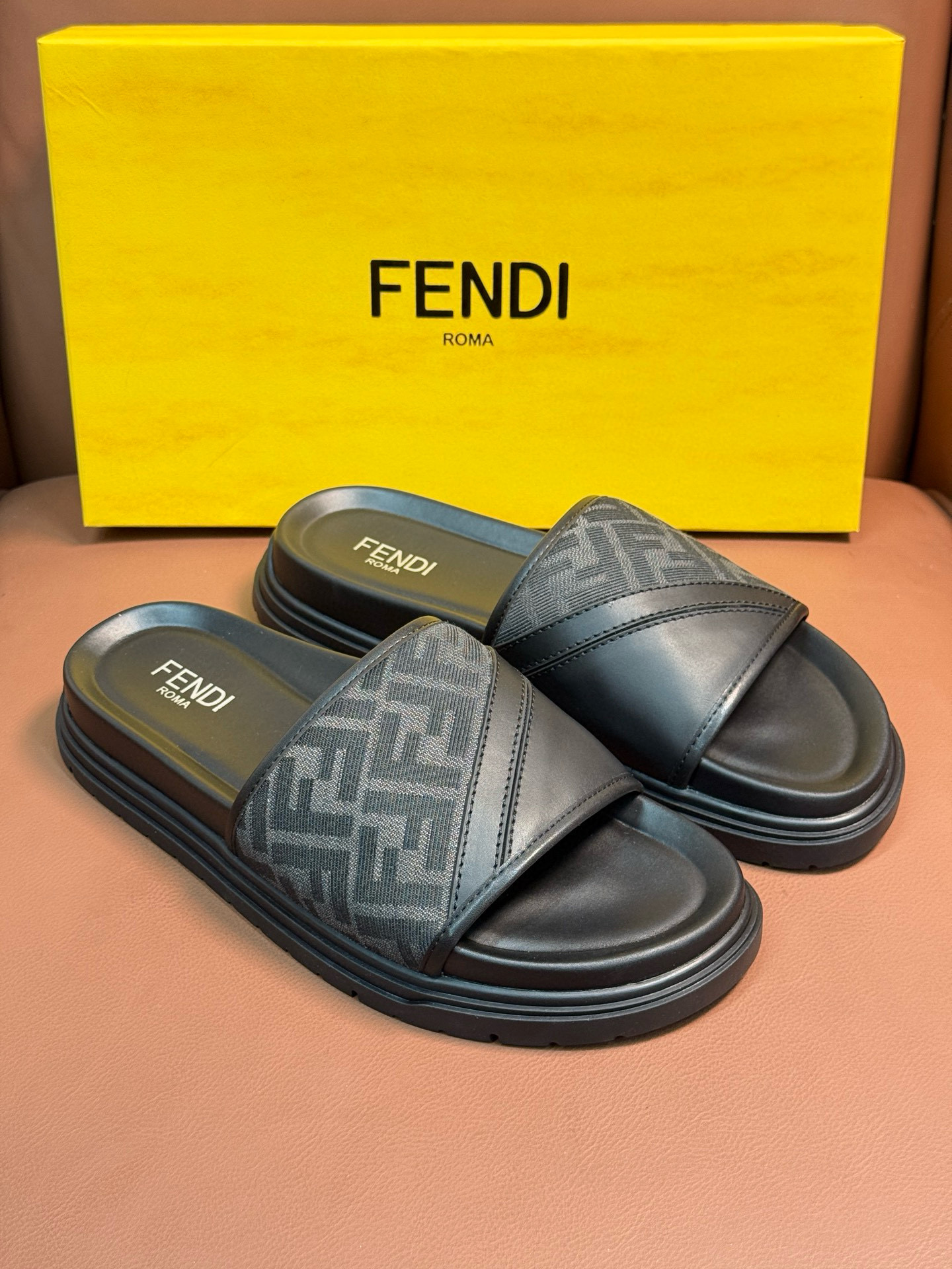 펜디 남자 슬리퍼