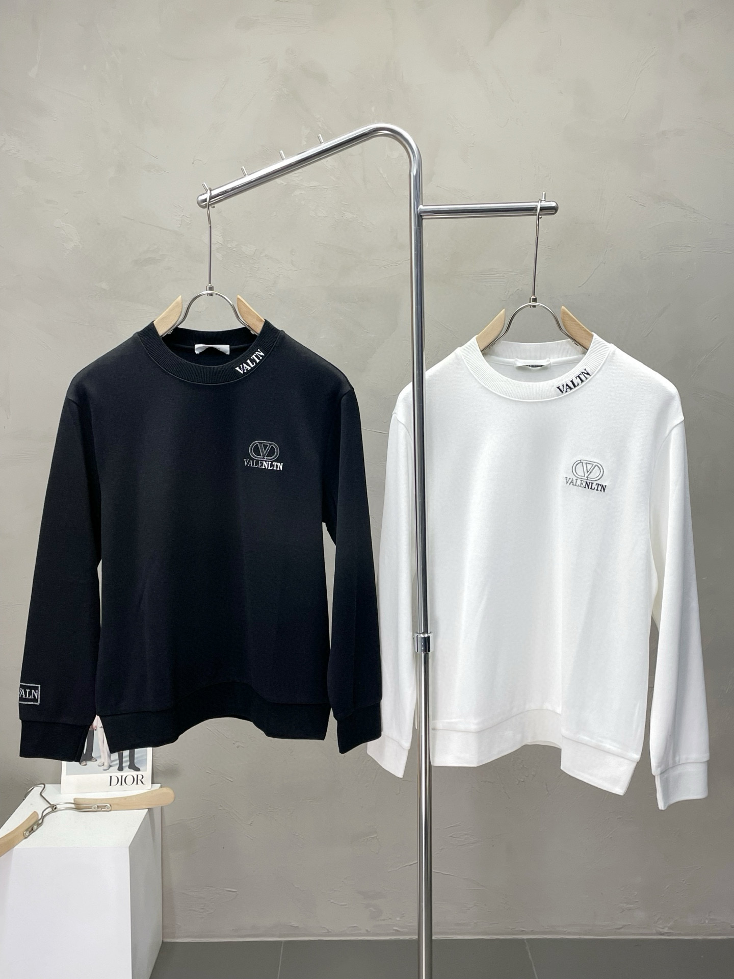 발렌티노 2컬러 남자 니트